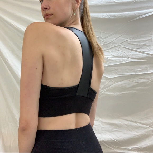 Black Sports Bra Forever 21 Athleisure Crop Top - Picture 4 of 7